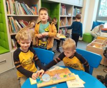 Pszczółki – wizyta w bibliotece – promowanie czytelnictwa wśród dzieci i rodziców .
